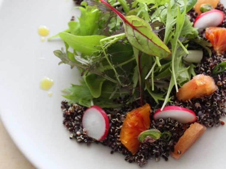 ENSALADA DE QUINOA NEGRA, CÍTRICOS Y PISTACHOS